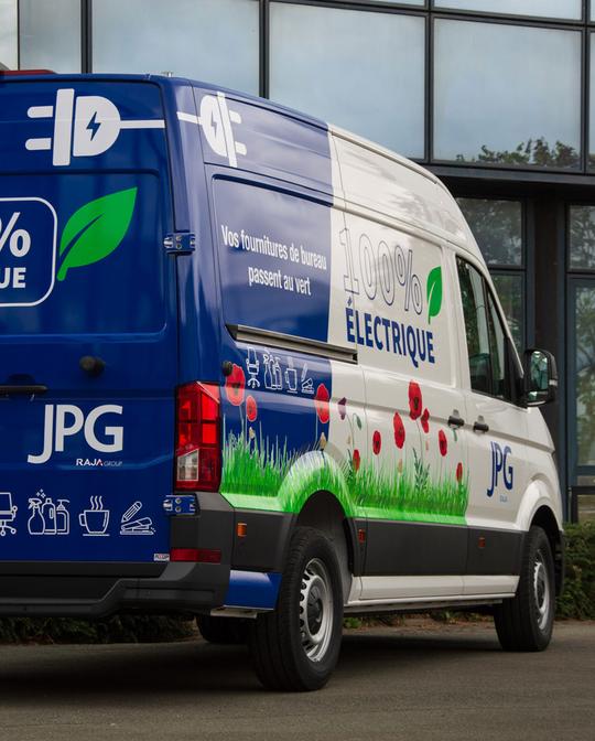 Véhicule roulant sur une route entourée de nature