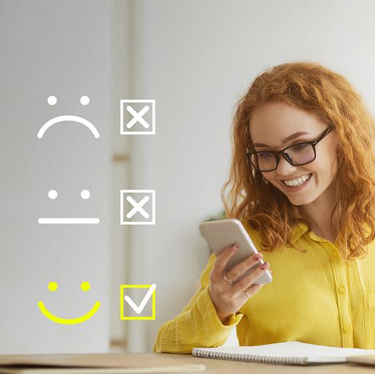 Image de jeune femme intelligente évaluant son engagement RSE grâce au quiz JPG