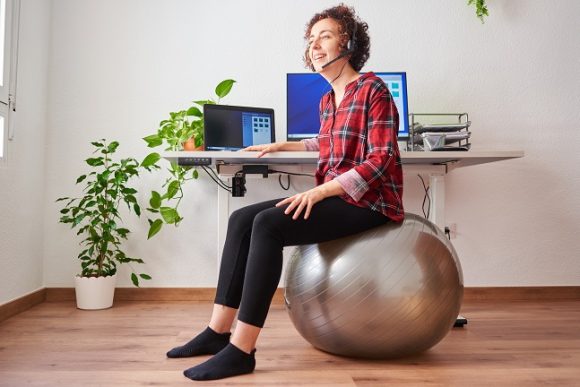 Assises ergonomiques : les solutions pour une meilleure position au bureau