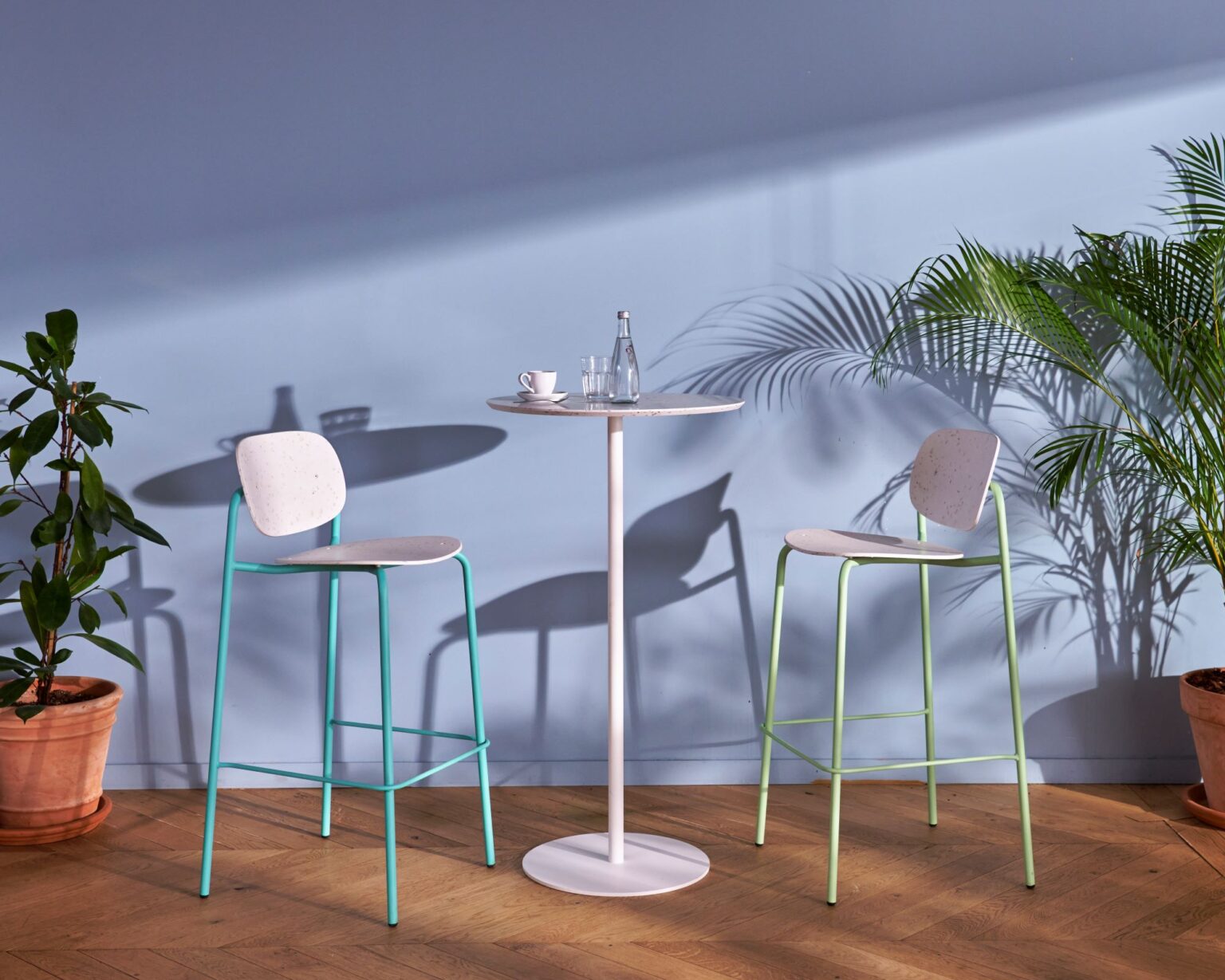TABLE & MANGE DEBOUT TRINQUET