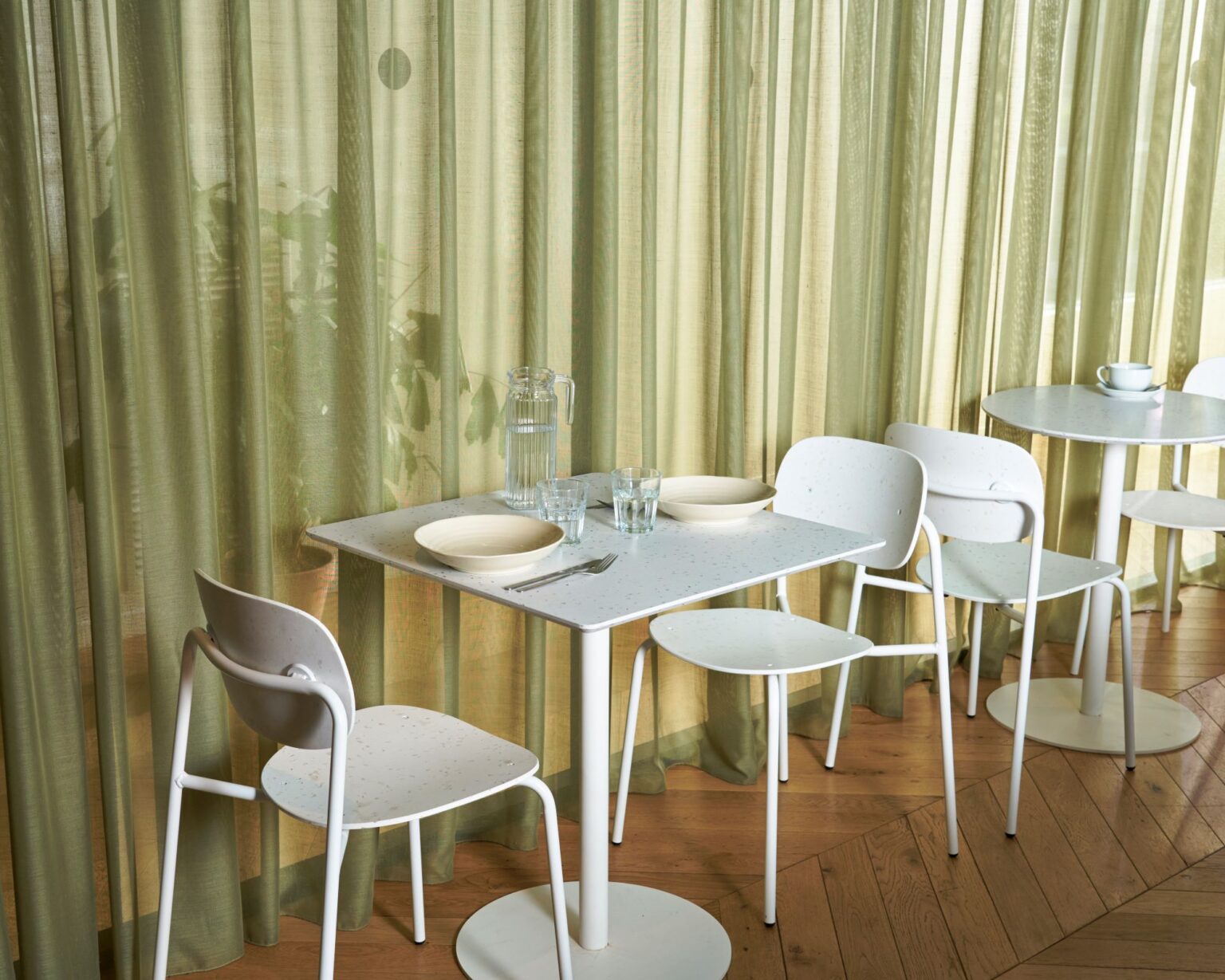TABLE & MANGE DEBOUT TRINQUET