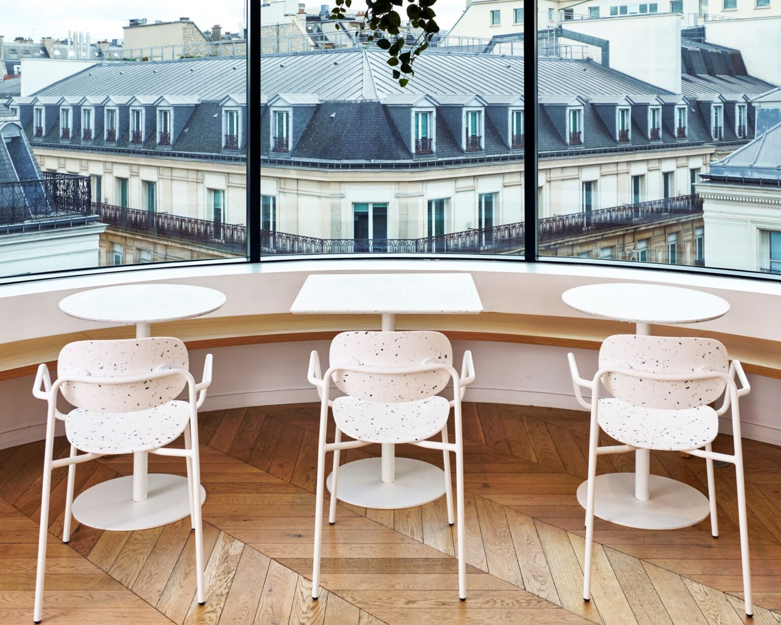 TABLE & MANGE DEBOUT TRINQUET